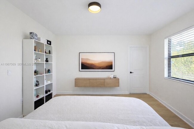 Building Photo - 323 NE 208th Terrace