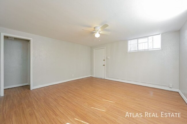 Building Photo - Charming 2bd unit in Fourplex, near Edgewater