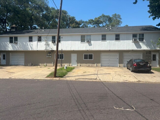 Building Photo - 213 Elm