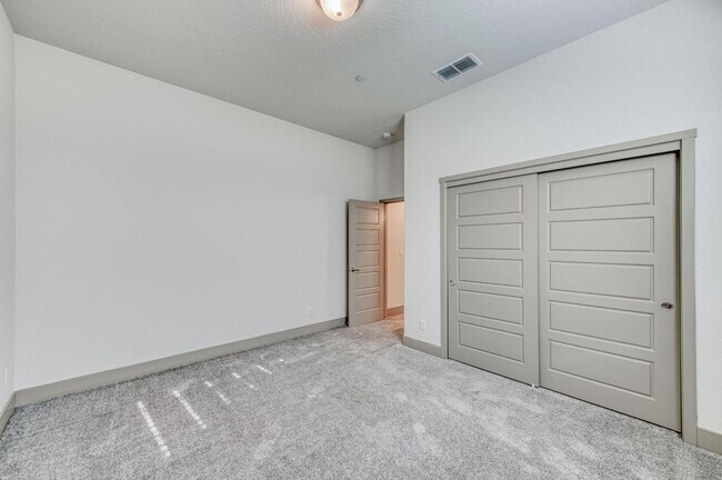 Building Photo - 860 Spg St W