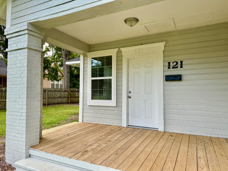Building Photo - 121 E Kerr Ave