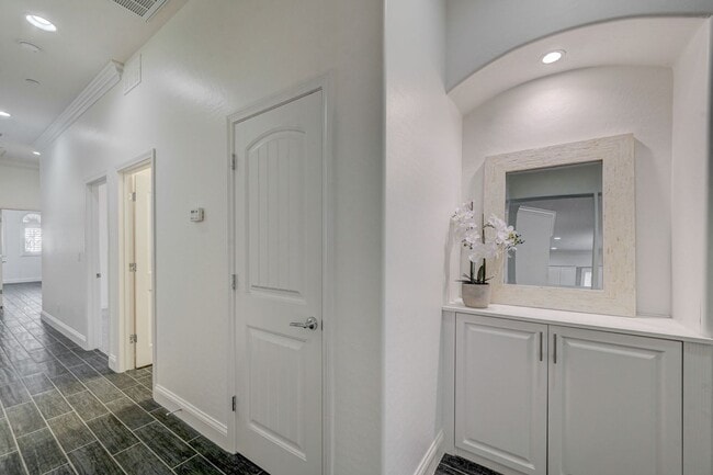 Building Photo - Luxury Single Story 3 Bedroom!