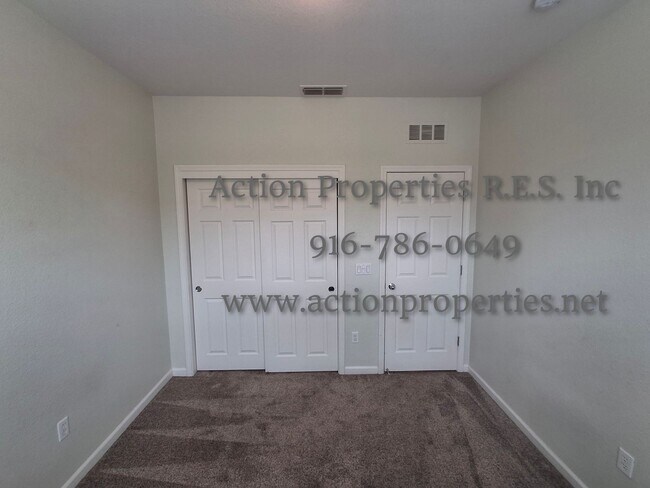 Building Photo - Stunning Townhome.  - 2 Stories - 3 Bed, 2.5 Bath, 2 Car Garage - Nearby Trails!