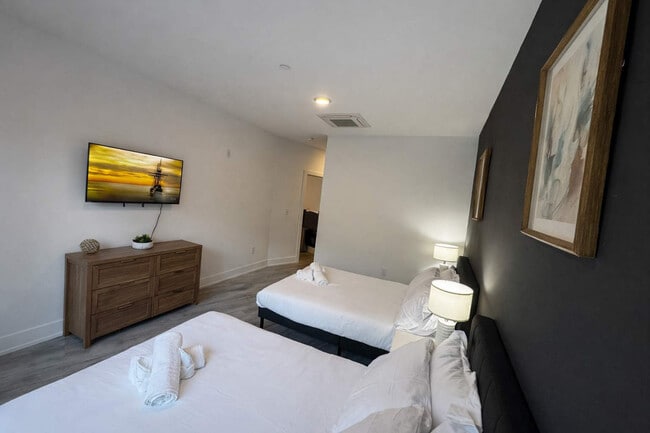 Building Photo - 1214 N American St