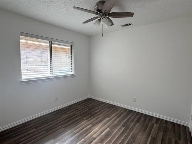 Building Photo - 703 Red Oak Dr