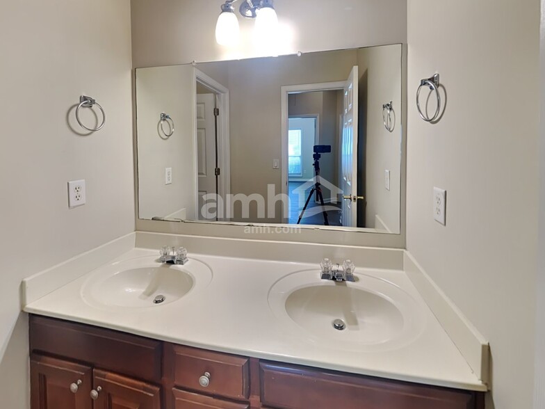 Building Photo - 985 Martin Field Dr