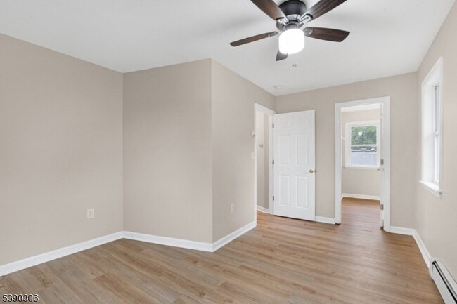 Building Photo - 400 Main St