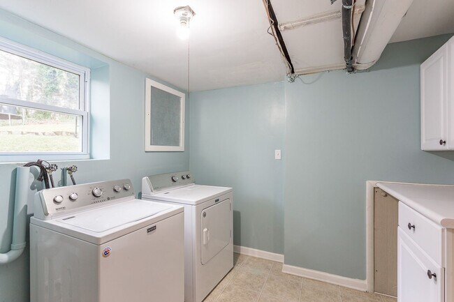 Building Photo - 4 Bedroom Rental in East Brainerd!