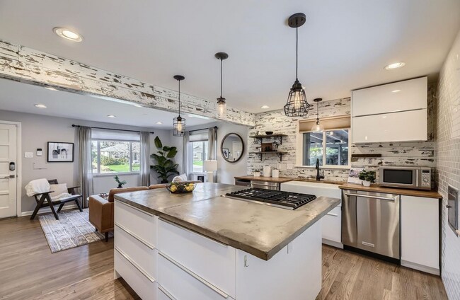 Building Photo - 4760 E Colorado Ave