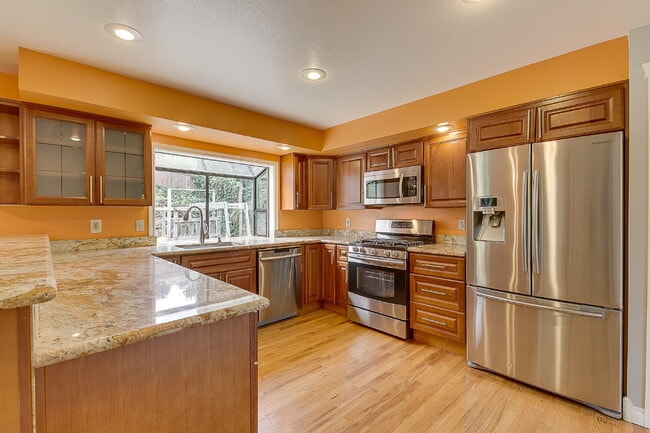 Building Photo - Gorgeous 3 bedroom home in College Hill Skyridge neighborhood of Bellevue