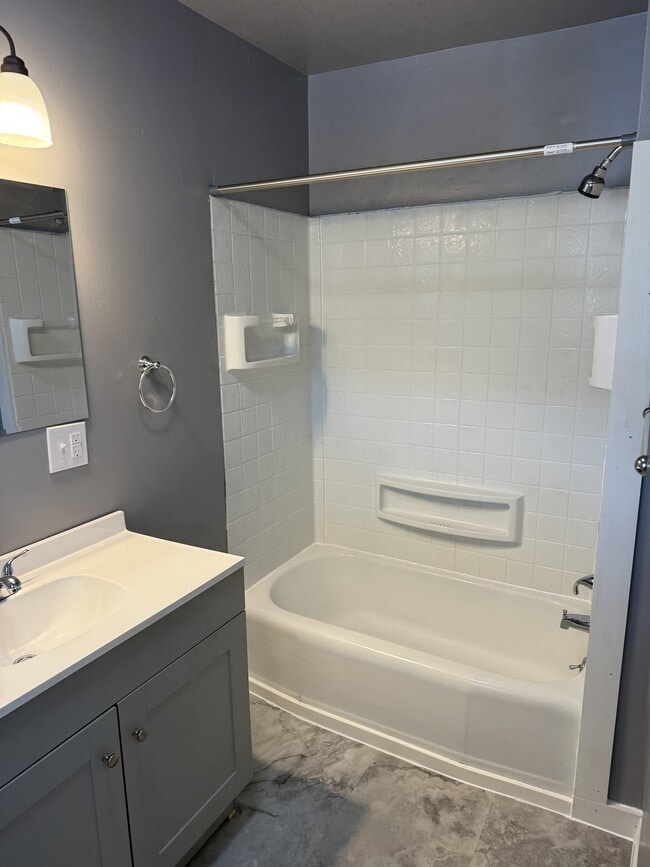 Building Photo - 926 W Water St