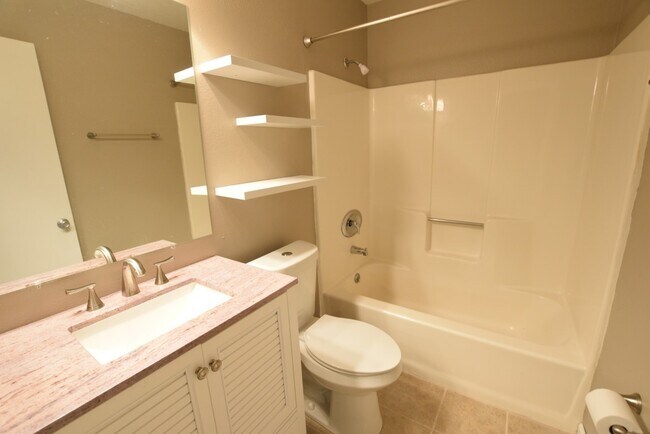 Building Photo - 870 Farrington Dr