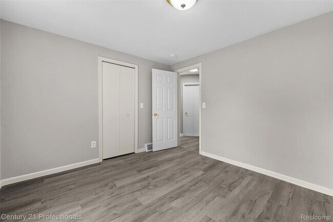 Building Photo - 3621 Livernois Rd