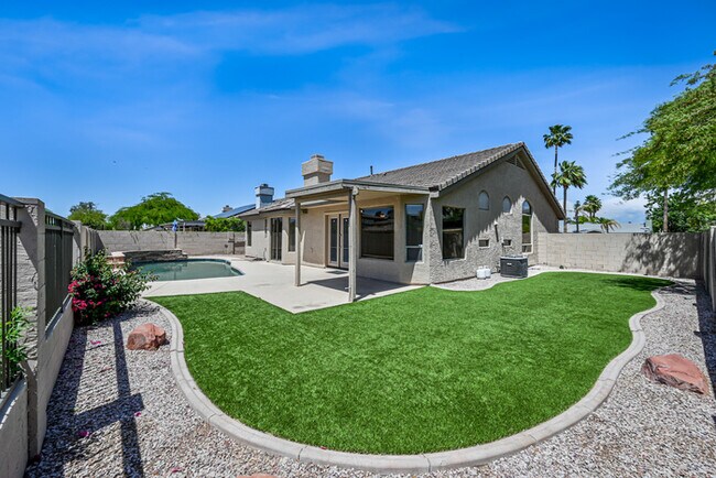 Building Photo - 6937 E Paradise Ln