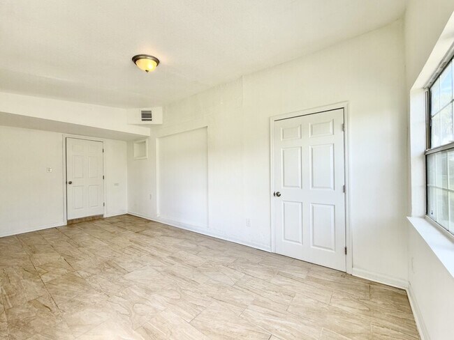 Building Photo - 2125 Mark Ave