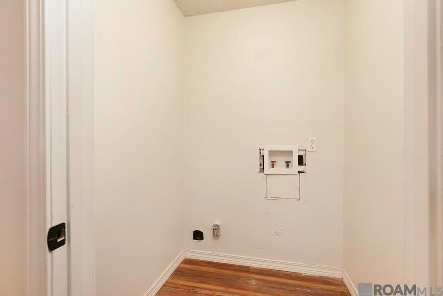 Building Photo - 911 Hatchell Ln