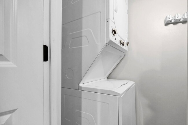 Building Photo - 1226 Woodbrook Cir W