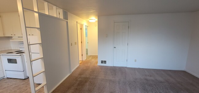Building Photo - Lynhaven Apartments