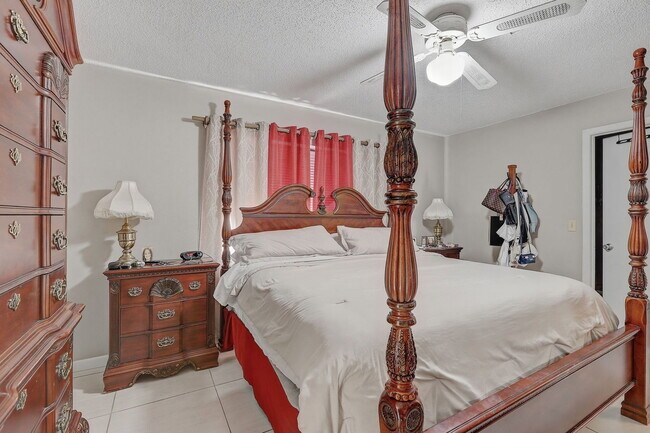 Building Photo - 15846 Country Lake Dr