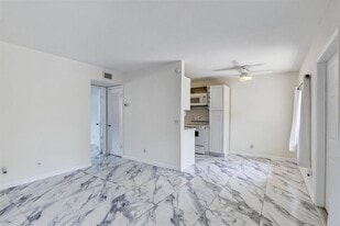 Building Photo - 1405 Miami Rd