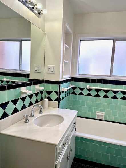 Art deco full bath - 1115 S La Peer Dr