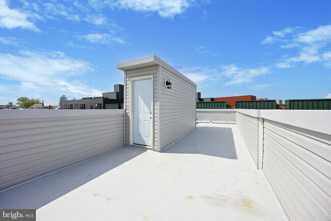 Building Photo - 1359 Crease St