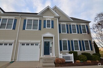 Building Photo - BEAUTIFUL 3 BR TOWNHOUSE- FABULOUS LOCATION