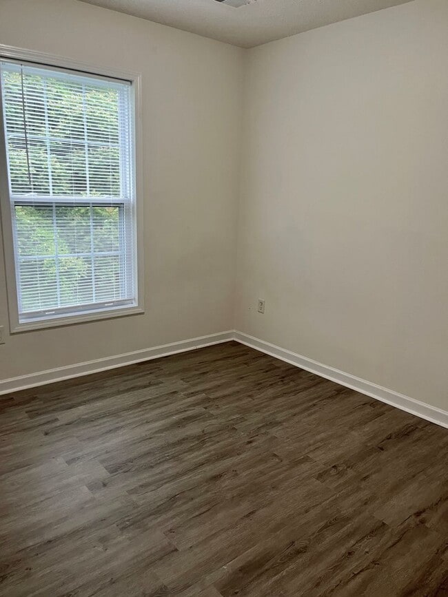 Building Photo - King George 3 Bedroom End Unit
