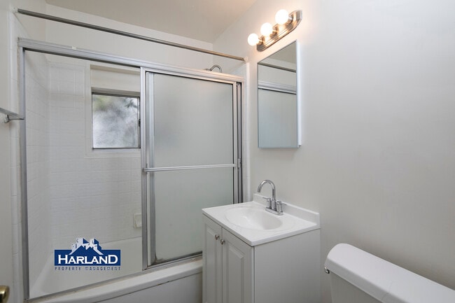 Building Photo - 2112 Thomas Ave