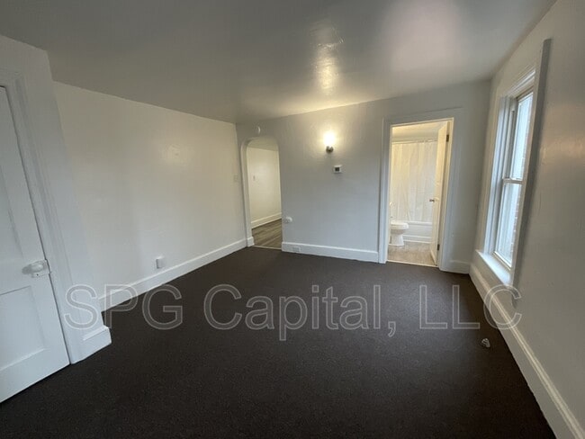 Building Photo - 934 W Princess St