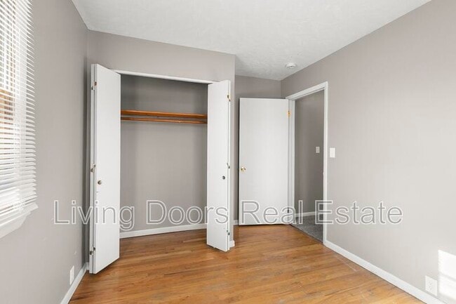 Building Photo - 348 S 5th St