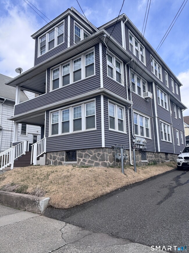 Building Photo - 624 Bishop Ave