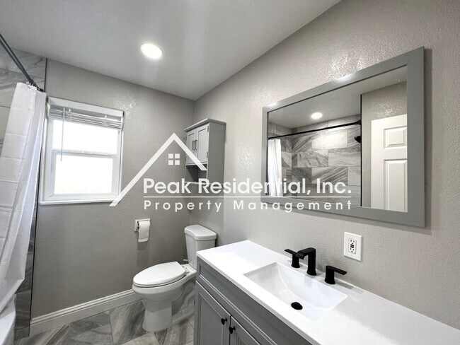 Building Photo - Beautifully Updated 3bd/2ba Home with 2 Car Garage!