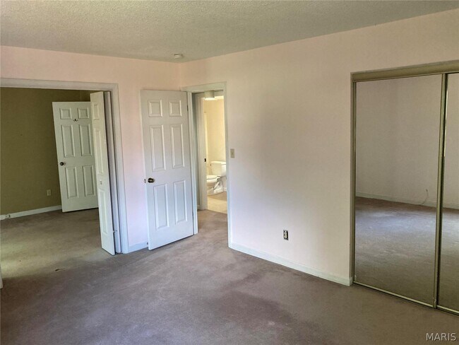 Building Photo - 1690 E Swan Cir