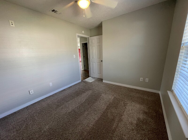 Building Photo - 447 Apple Dr