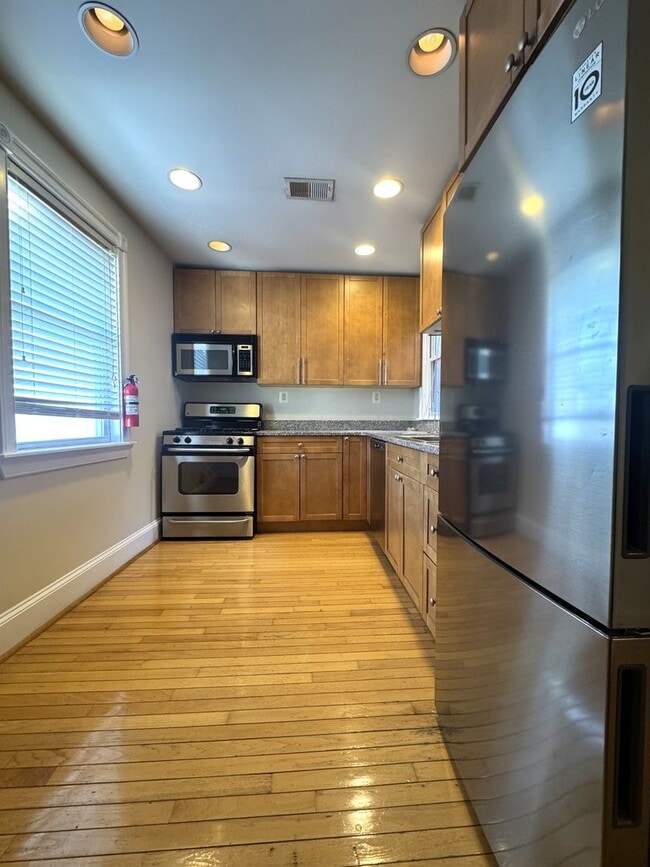 Building Photo - Charming 1BR/1BA Condo in the Heart of Shaw – Parking Included!