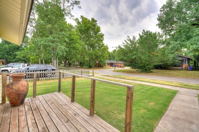 Building Photo - Renovated 3-Bed Gem Minutes from OU & Camp...