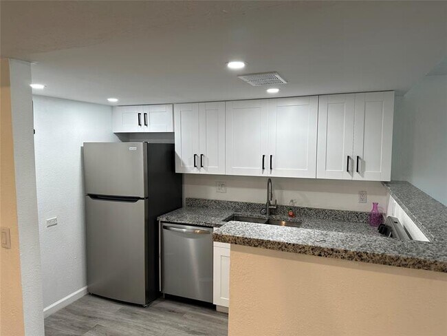 Building Photo - 3740 Inverrary Dr