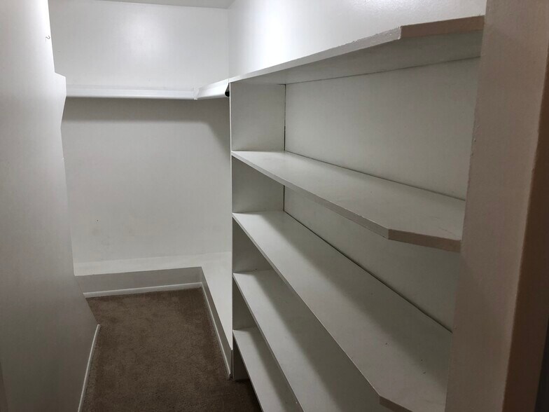 Walk in closet - 8328 Karam Blvd