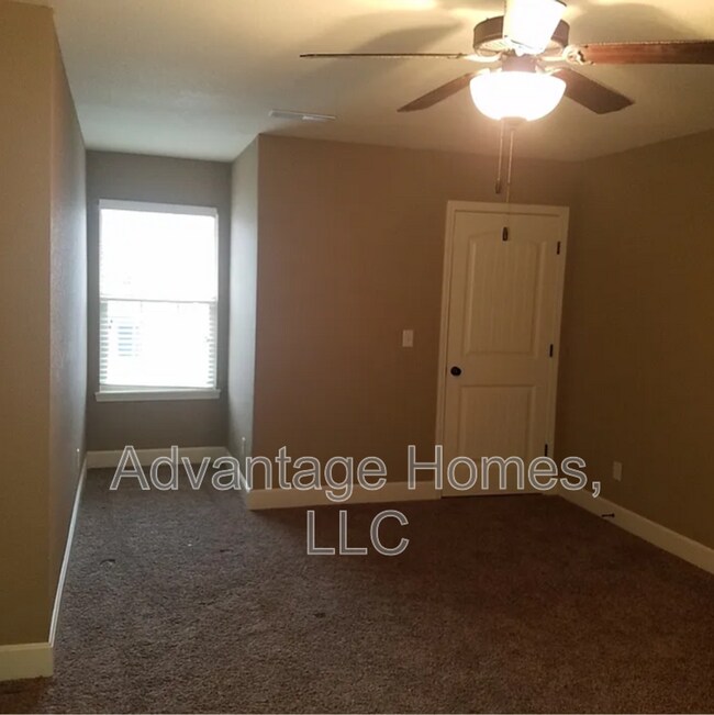 Building Photo - 2176 SW Timbertrace Ln