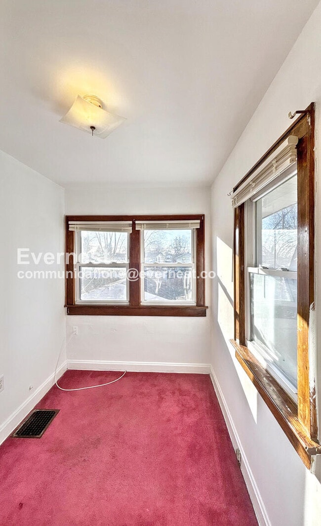 Building Photo - 3 Bed /1 Bath Townhome / Pet-Friendly / Vouchers Accepted / Available Now!