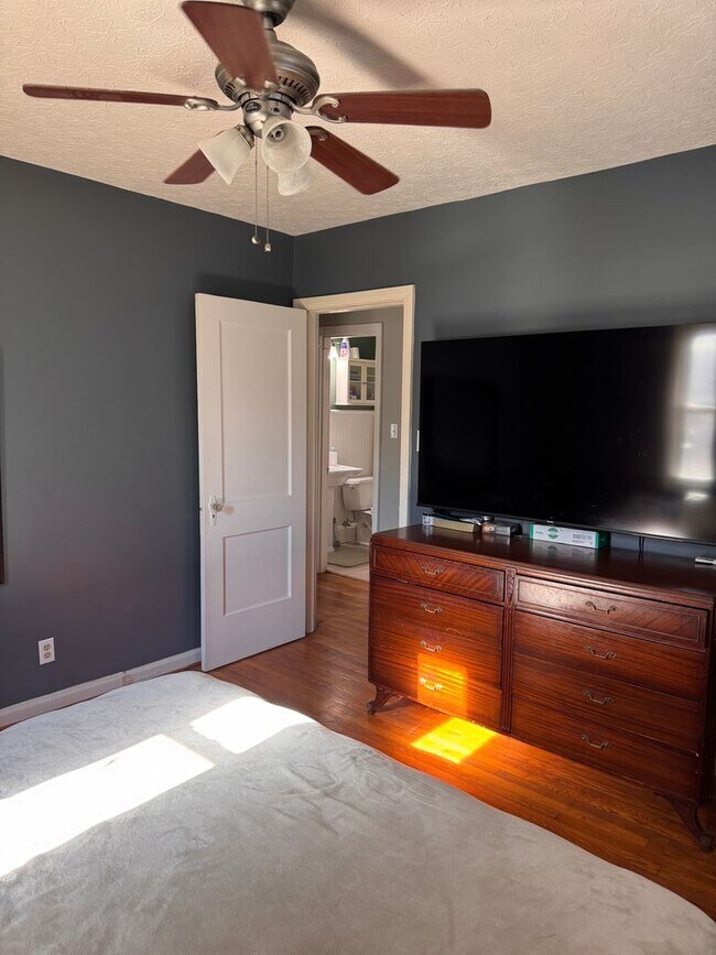 Building Photo - 2 Bedroom with Possible 3rd || 1 Bathroom - Single Family Home