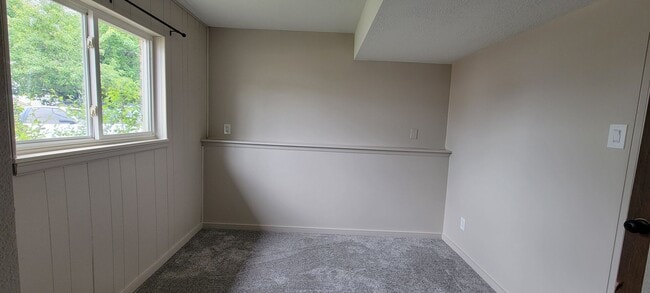 Building Photo - 3 Bedroom 1.5 Bathroom Home