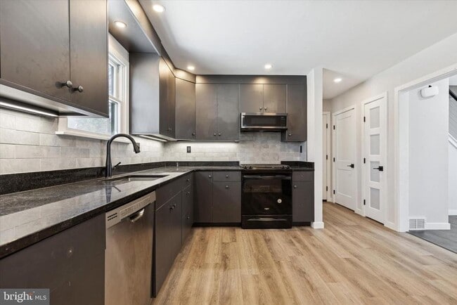 Building Photo - 17 McLaughlin Dr