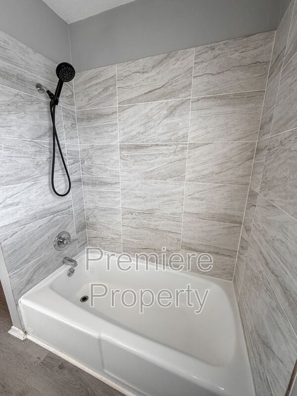 Building Photo - 223 N Oak Dr