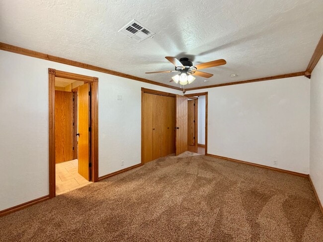 Building Photo - 6933 NW Eisenhower Dr