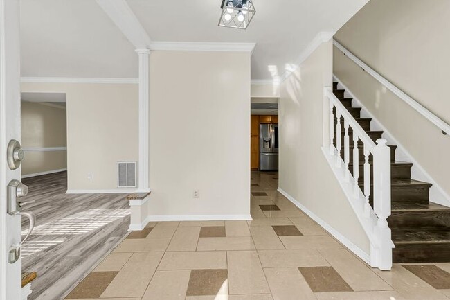 Building Photo - 121 Sully St