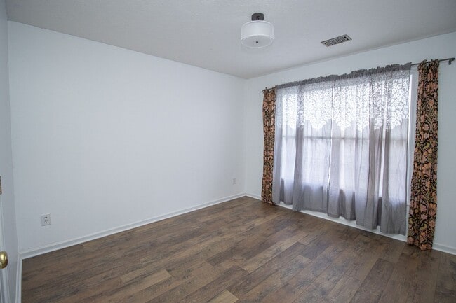 Building Photo - Beautiful 3BR/2.5BA Home with Fenced Yard, Granite Kitchen & Neighborhood Pool