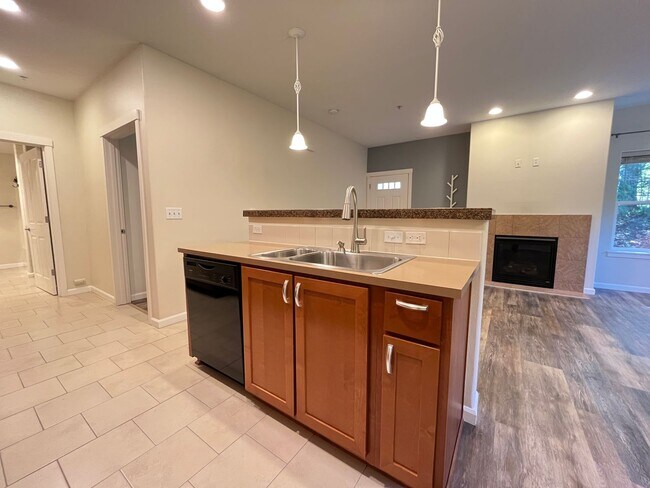 Building Photo - Private Ground Floor 1 Bed 1 Bath Hillsbor...