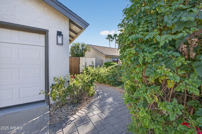 Building Photo - 6833 E Kelton Ln